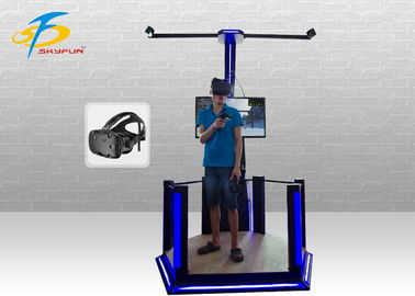 یک بازیکن HTC Vive Simulator خنده دار با دو بازی دسته آهن